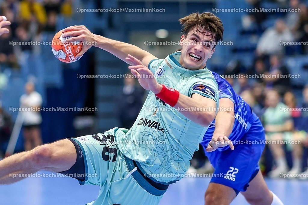 Gum2502250101007 | 25.02.2025, Handball, European League - Hauptrunde Gruppe IV, VfL Gummersbach - MOL Tatabanya KC, Schwalbe-Arena: Julian Köster (GUM #7) behauptet sich und wirft auf das Tor