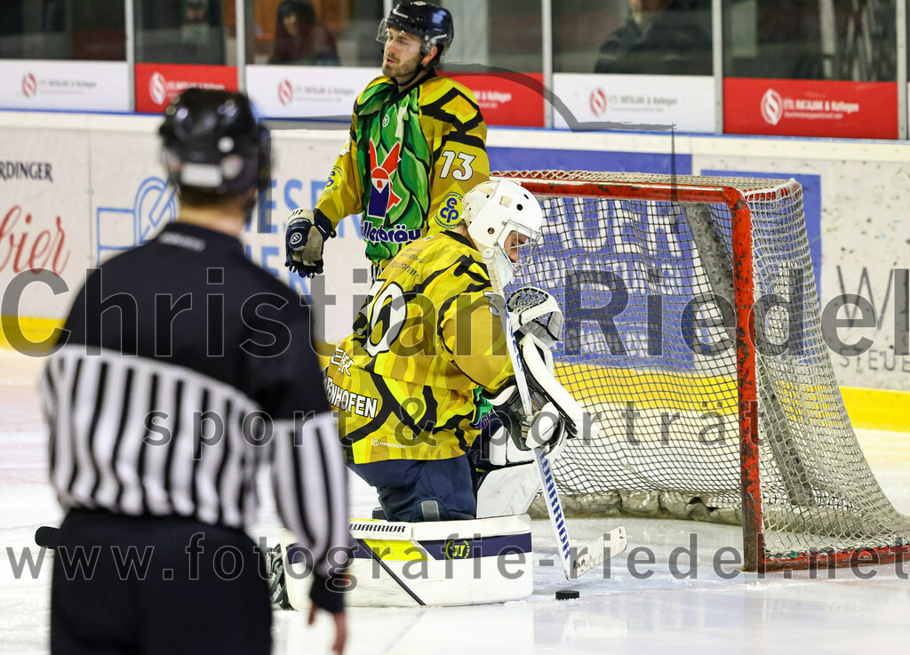 2022-12-16_083_TSV_Erding_gegen_EC_Pfaffenhofen | Erding, Deutschland, 16.12.2022:
Eishockey, Bayernliga 2022 / 2023, 21. Spieltag, TSV Erding gegen EC Pfaffenhofen, Endergebnis: 14:1

Robert Neubauer (EC Pfaffenhofen, #13), Torwart Hannes Kiefer (EC Pfaffenhofen, #30)

Foto: Christian Riedel / fotografie-riedel.net