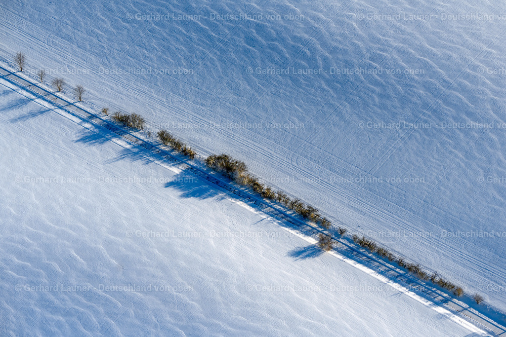 4044979 | KELBRA (KYFFHäUSER) 14.02.2021 Winterlich schneebedeckte Baumreihe an einem Feldrand in Kelbra (Kyffhäuser) im Bundesland Sachsen-Anhalt, Deutschland. // Wintry snowy row of trees in a field edge in Kelbra (Kyffhaeuser) in the state Saxony-Anhalt, Germany. Foto: Gerhard Launer