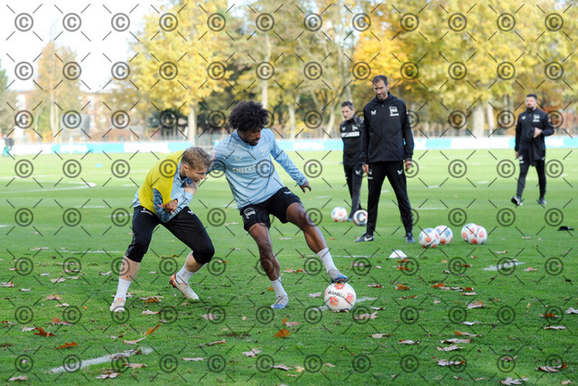 RGE_7935b | Hertha BSC, 2.Bundesliga, Herren, Saison 2025/26, Training, im Bild von li. Julian Eitschberger ( Hertha BSC ), Jeremy Dudziak ( Hertha BSC ),  Fotograf:  Ralf Gebhardt,  - Realisiert mit Pictrs.com