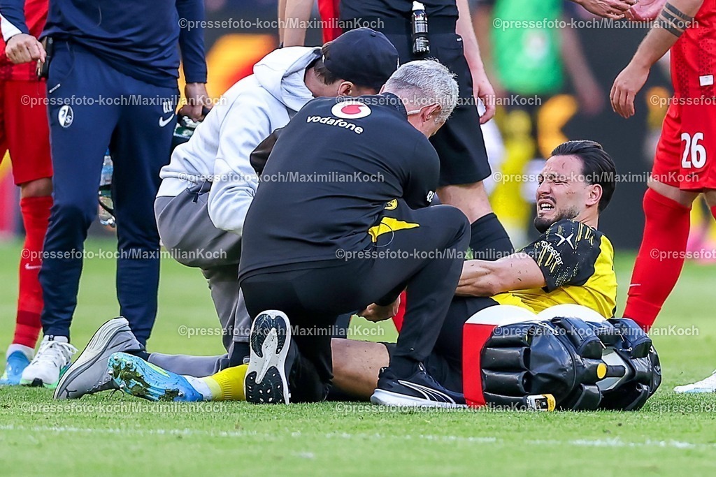 BVB26042601060 | 26.04.2026, Fußball, Borussia Dortmund - SC Freiburg, 1. Fußball Bundesliga, 31. Spieltag, Signal Iduna Park, Saison 2025 2026: Ramy Bensebaini&nbsp;(BVB #05) liegt mit Schmerzen auf dem Spielfeld und muss medizinisch versorgt werden  DFB regulations prohibit any use of photographs as image sequences and or quasi-video.