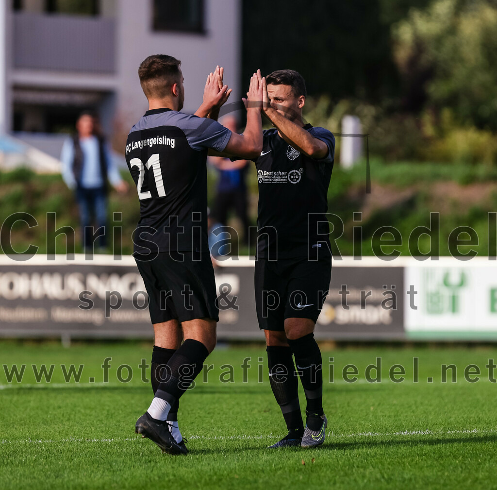 2023-08-08_007_FC_Moosinning_gegen_FC_Langengeisling | Moosinning, Deutschland, 08.08.2023:
Fußball, Bezirksliga Oberbayern Ost 2023 / 2024, 3. Spieltag, FC Moosinning gegen FC Langengeisling, Endergebnis: 0:4

David Riederle (FC Langengeisling, #21), Maximilian Hintermaier (FC Langengeisling, #13)

Foto: Christian Riedel / fotografie-riedel.net