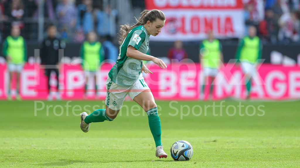 Fussball, Google Pixel Frauen-Bundesliga, 1. FC Köln - SV Werder Bremen | v.li.: Tuana Mahmoud (geb. Keles, SV Werder Bremen, 10) am Ball, Freisteller, Einzelbild, Ganzkörper, Aktion, Action, Spielszene, DIE DFB-RICHTLINIEN UNTERSAGEN JEGLICHE NUTZUNG VON FOTOS ALS SEQUENZBILDER UND/ODER VIDEOÄHNLICHE FOTOSTRECKEN. DFB REGULATIONS PROHIBIT ANY USE OF PHOTOGRAPHS AS IMAGE SEQUENCES AND/OR QUASI-VIDEO.