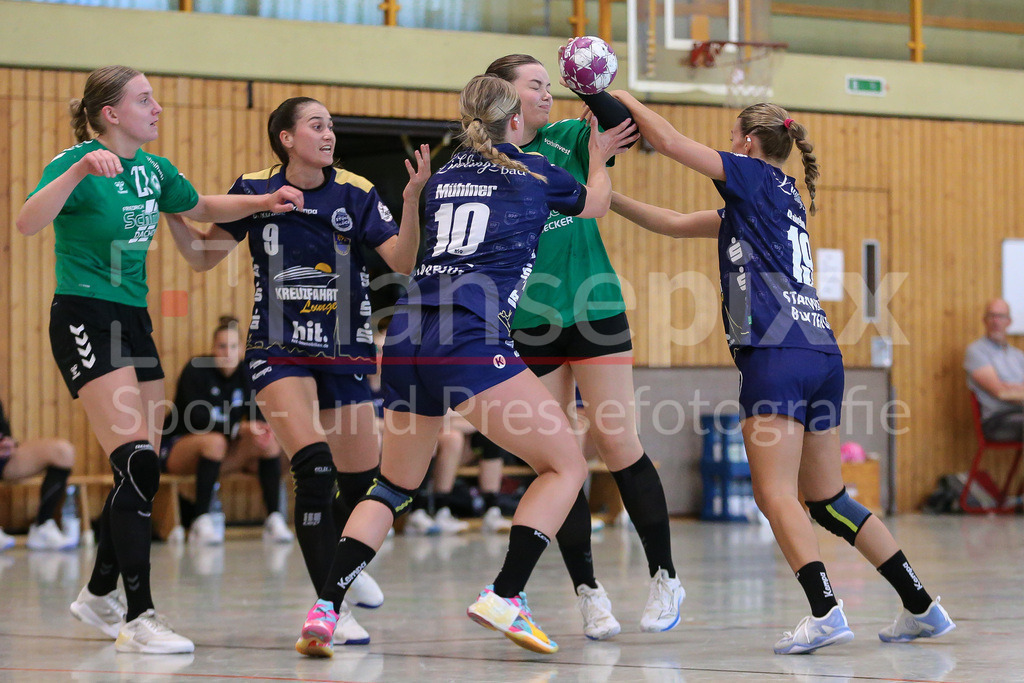 Handball, Testspiel Frauen, Buxtehuder SV - SV Werder Bremen | v.li.: Meike Becker (SV Werder Bremen, 27), Magda Kasparkova (Buxtehuder SV, 9), Maxi Mühlner (Buxtehuder SV, 10), Mathilda Häberle (SV Werder Bremen, 9) und Cara Reiche (Buxtehuder SV, 19) im Zweikampf, Duell, Spielszene, Aktion, Action