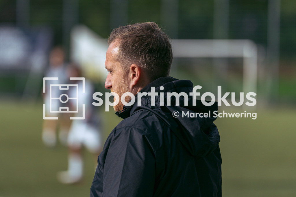 TSV 05 Ronsdorf – SSV Bergisch Born II | Trainer Kai Östrich vom TSV Ronsdorf an der Seitenlinie. Bezirksliga Niederrhein, Gruppe 2: TSV 05 Ronsdorf gegen SSV Bergisch Born II, Wuppertal, 11.10.2026. Endstand: 3:1. sportimfokus / Marcel Schwering - Realisiert mit Pictrs.com