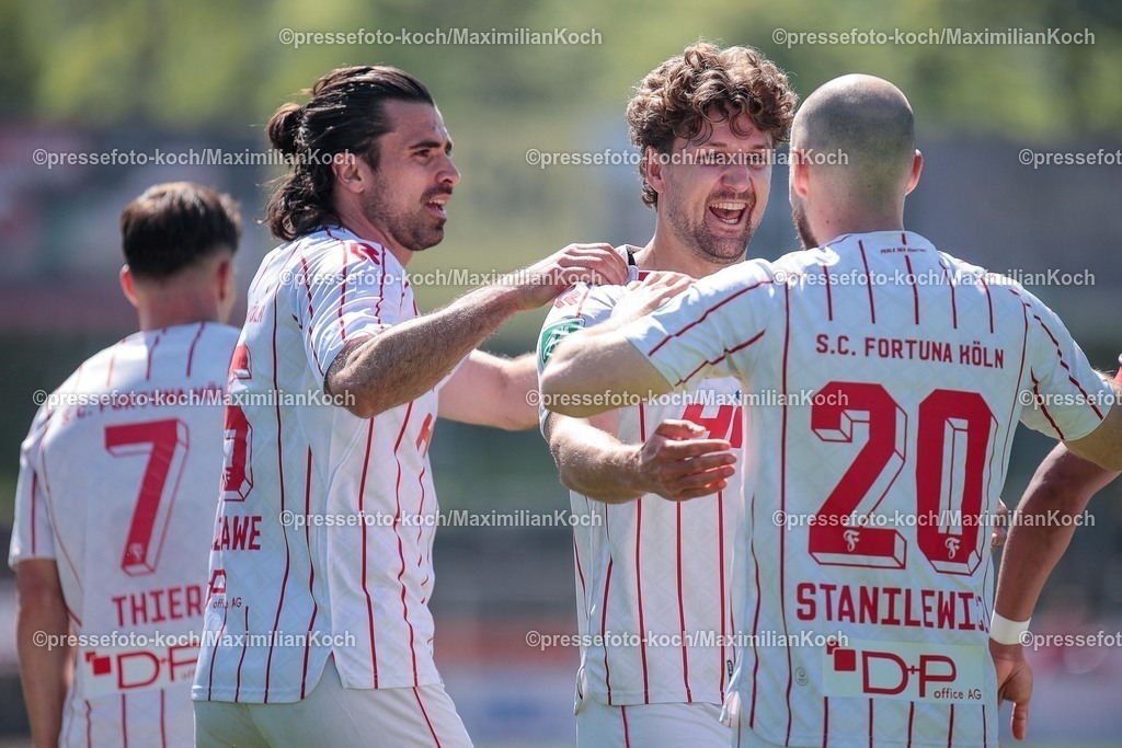 xSEFx25042601025 | 25.04.2026, xsefx, Fußball, RL West, Fortuna Köln - SC Wiedenbrück, 31. Spieltag, Südstadion, Saison 2025 2026: Torjubel von Enzo Wirtz (SC Fortuna Köln #09) und seine MItspieler DFB regulations prohibit any use of photographs as image sequences and or quasi-video. Photo: xSabinexEffgenxPressefotoKochx