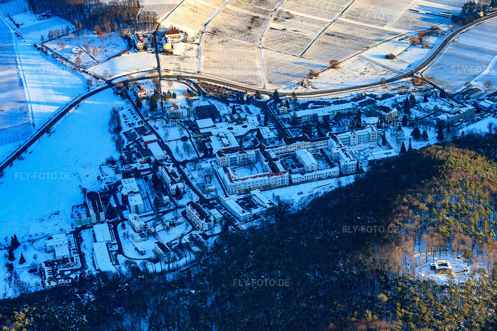 Luftbild: Burgruine Waldschlössel über dem Pfalzklinikum Landeck im Winter bei Schnee in Klingenmünster im Bundesland Rheinland-Pfalz in Deutschland. Foto: IMG_36430.jpg vom 03.01.2011 durch Werner Riehm/FLY-FOTO.de