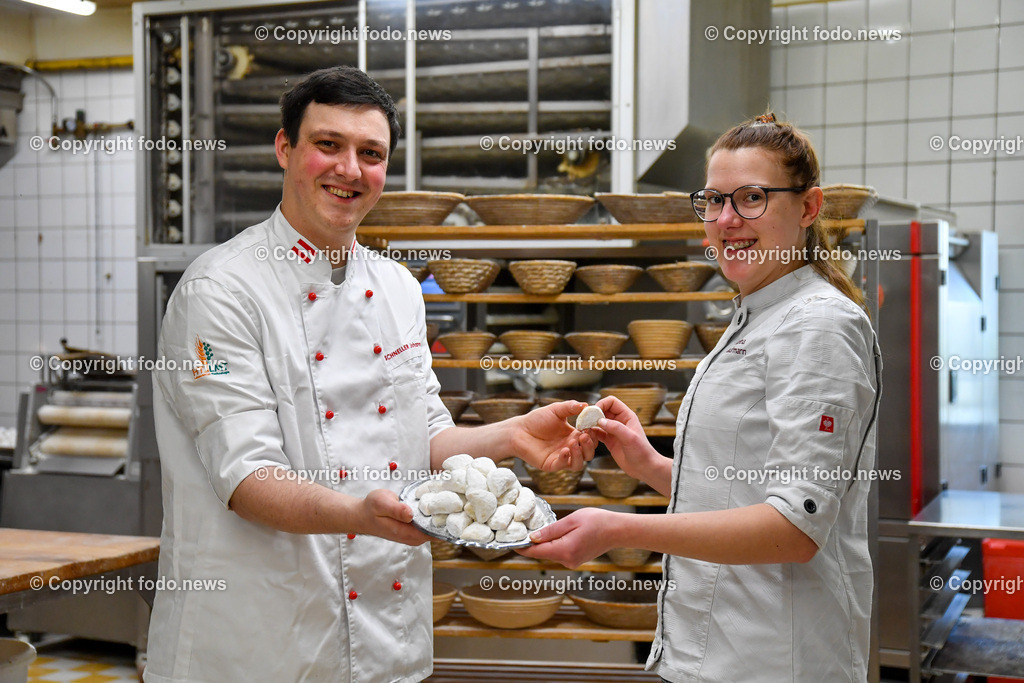 Baeckerei St. Valentin_ Love Keks_ 09.02.2023-4 | 09.02.2023, St. Valentin, AUT, Baeckerei Schneller, Love Keks im Bild Johannes Schneller und Martina Kaufmann mit den Love Keks