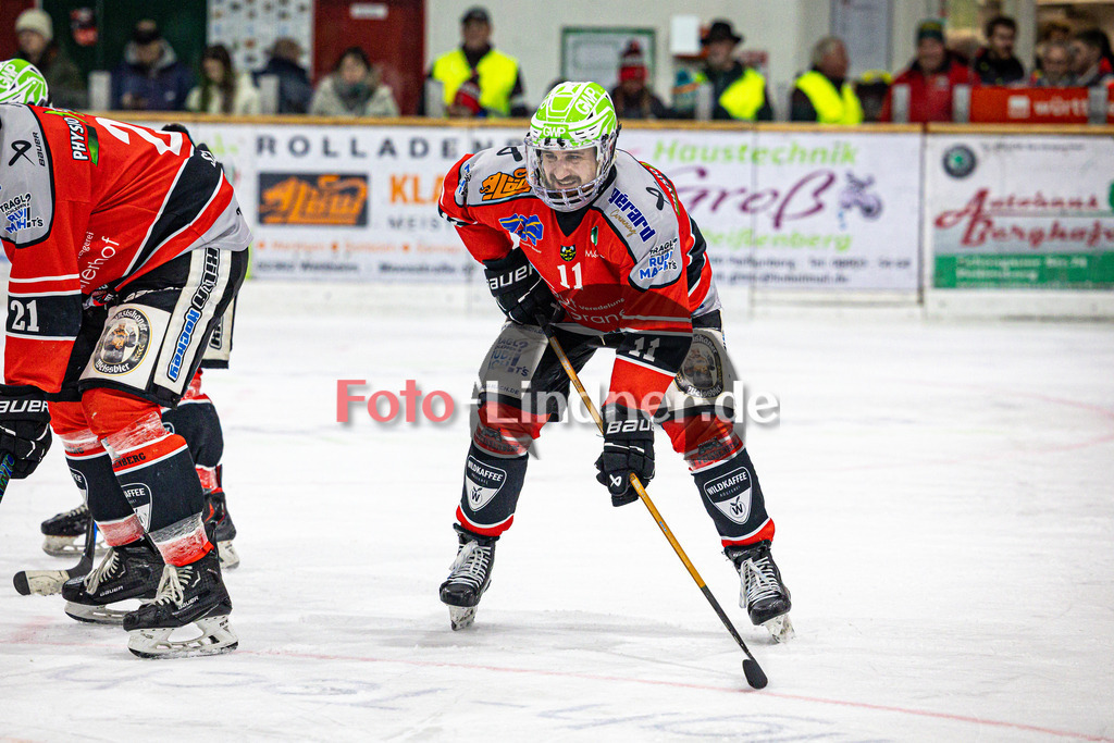 TSV Peißenberg MINERS gegen EHC Königsbrunn PINGUINE | Eishockey Bayernliga Herren Playoffs Viertelfinale 2024/25 - Spiel 4 von 7, TSV Peißenberg MINERS gegen EHC Königsbrunn PINGUINE, 20250216,Florian SIMON (MINERS 11) am Bully,2025-02-16 in Peißenberg (Eisstadion Peißenberg)Florian SIMON (MINERS 11)Copyright: WolfgangxLindner foto-lindner.de