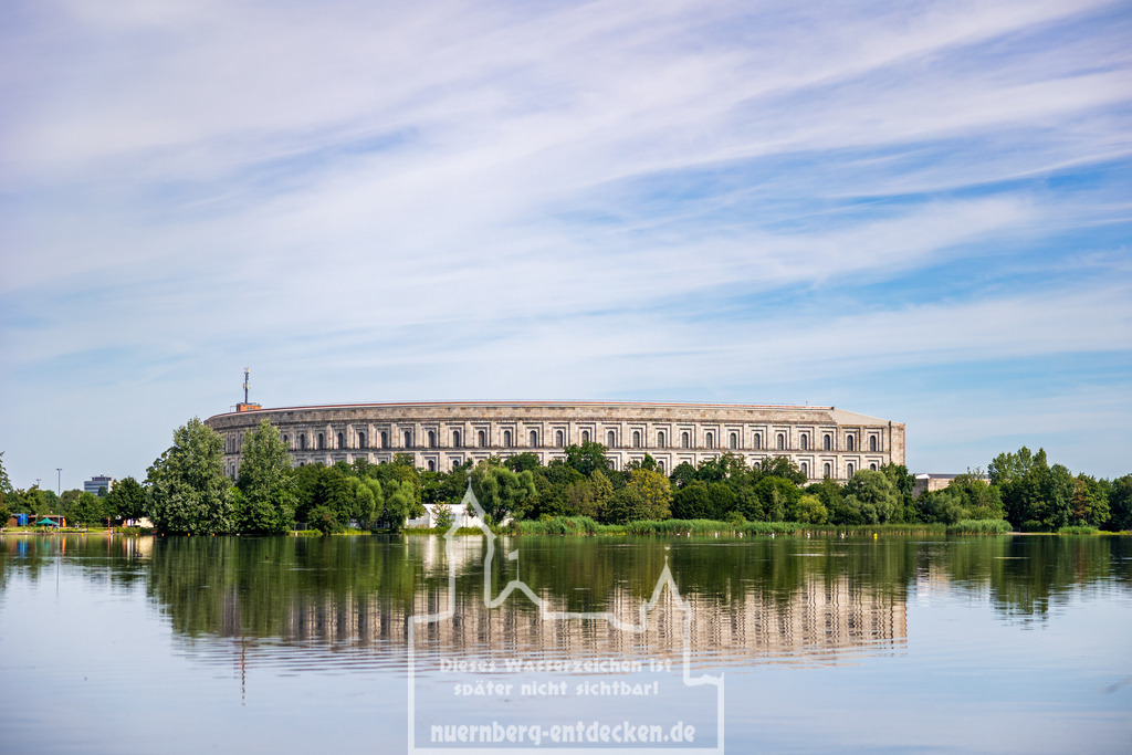 Reichsparteitagsgelände in Nürnberg | Die Kongresshalle auf dem Reichsparteitagsgelände in Nürnberg wird im Sommer derzeit optimiert. Das Erbe aus dem 2. Weltkrieg soll demnächst als Ausweichspielstätte für das Bayerische Staatstheater dienen, da das Opernhaus zur Renovierung geräumt werden muss. - Realisiert mit Pictrs.com