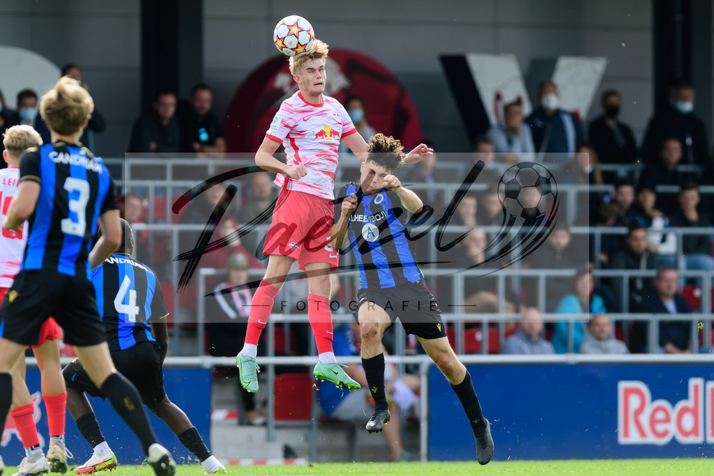 YLLEBR20210928_028 | Fussball, A-Junioren: Yannick Freischlad (RB Leipzig) und Kyriani Sabbe (Club Brugge KV) im Zweikampf beim Spiel der UEFA Youth League zwischen RB Leipzig und FC Bruegge im Stadion am Cottaweg am 28.09.2021 in Leipzig, Deutschland. - Realisiert mit Pictrs.com