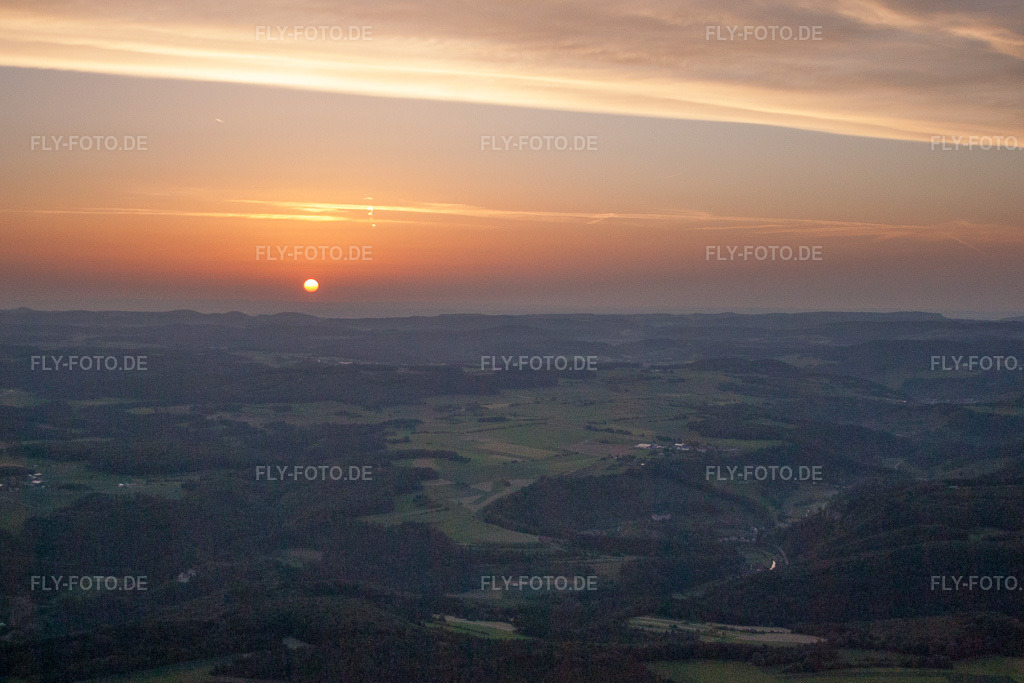 Luftbild: Sonnenuntergang färbt den Himmel über der Landschaft in Ehingen (Donau) rot orange im Ortsteil Anhausen in Hayingen im Bundesland Baden-Württemberg in Deutschland. Foto: IMG_67062.jpg vom 07.06.2014 durch Werner Riehm/FLY-FOTO.de
