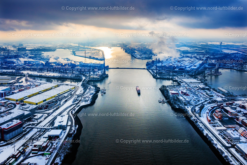 Hamburg_Köhlbrandbrücke_Winter_Schnee_ELS_3076050126 | HAMBURG 05.01.2026 Winterlich schneebedeckte Fluß - Brückenbauwerk einer Schrägseilbrücke " Köhlbrandbrücke " über dem Rugenberger Hafen im Ortsteil Steinwerder in Hamburg, Deutschland. Weiterführende Informationen bei: Freie und Hansestadt Hamburg Landesbetrieb Straßen, Brücken und Gewässer,  HPA Hamburg Port Authority,  Ingenieurbüro GRASSL GmbH. // Wintry snowy river - bridge construction Koehlbrandbruecke on Koehlbrandbrueckenlauf over the port Rugenberger Hafen in the district Steinwerder in Hamburg, Germany. Further information at: Freie und Hansestadt Hamburg Landesbetrieb Strassen, Bruecken und Gewaesser,  HPA Hamburg Port Authority,  Ingenieurbuero GRASSL GmbH. Foto: Martin Elsen