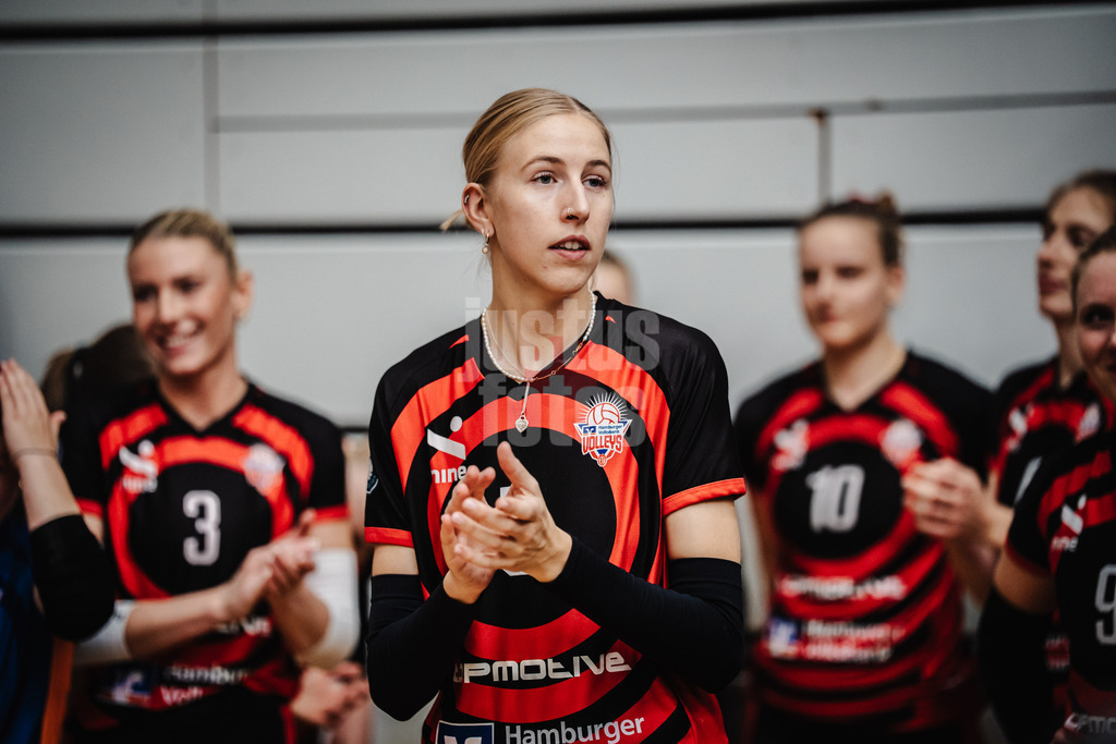 Volleyball | Frauen | Saison 2025/2026 | Volleyball Bundesliga | SSC Palmberg Schwerin vs. ETV Hamburger Volksbank Volleys | 18.10.2025 | Anna Hartig (#5, ETV Hamburger Volksbank Volleys) vor dem Einlauf in die Arena