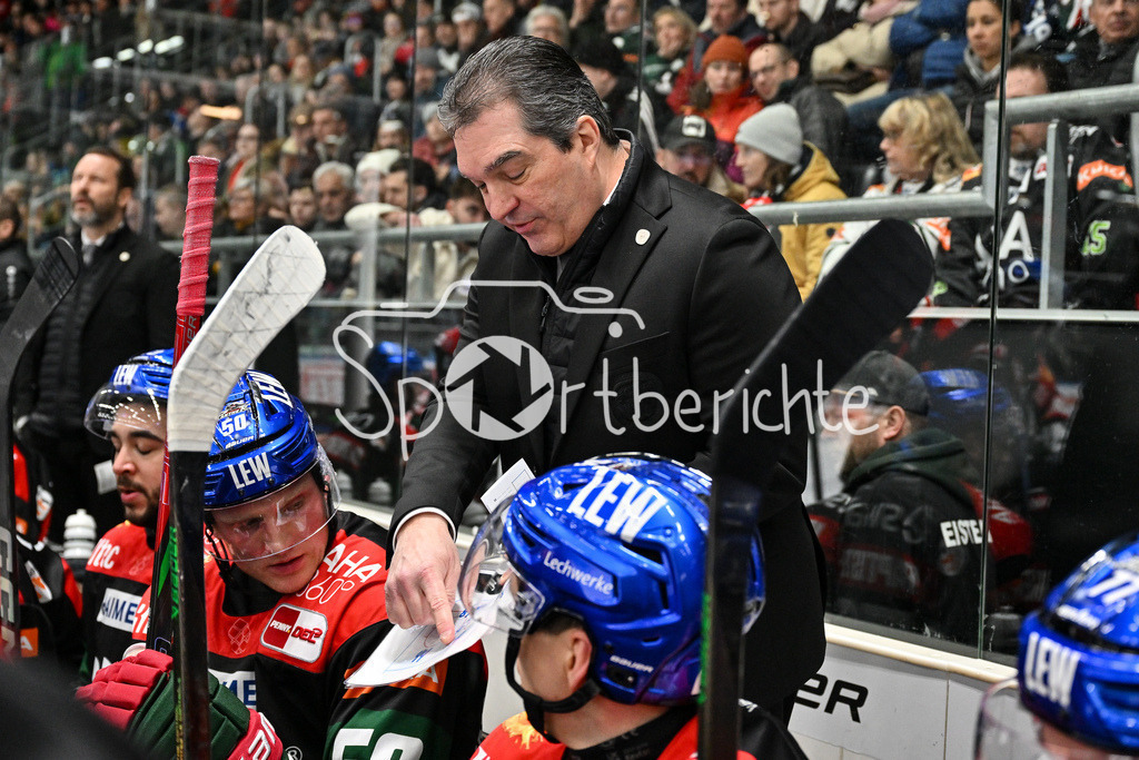 Augsburger Panther - ERC Ingolstadt | im Bild Larry MITCHELL Headcoach Augsburger Panther bei einer Auszeit / DEL: Augsburger Panther - ERC Ingolstadt, Curt Frenzel Stadion am 26.01.2025