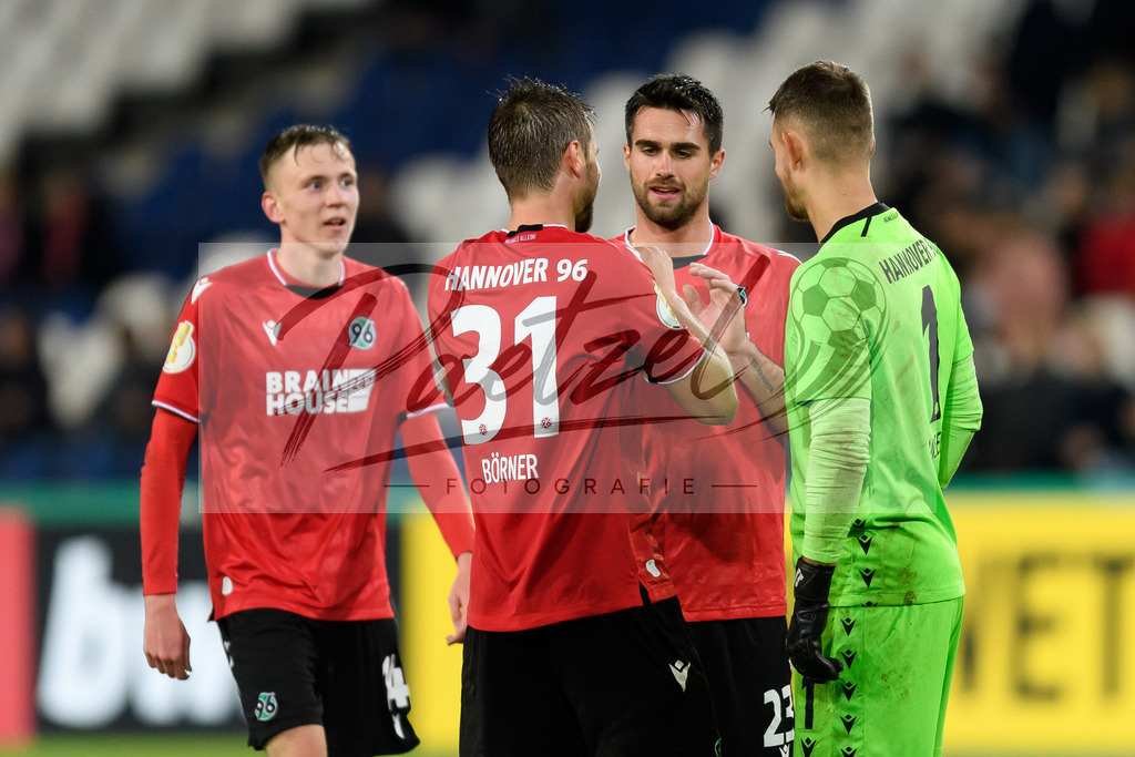 H96DUS20211027_071 | Fussball, Herren: Julian Boerner (Hannover 96), Luka Krajnc (Hannover 96) und Torwart Martin Hansen (Hannover 96) Schlussjubel, jubelt ueber den 3:0 Sieg bei dem Spiel der 2. Runde im DFB-Pokal zwischen Hannover 96 und Fortuna Duesseldorf in der HDI-Arena am 27.10.2021 in Hannover, Deutschland.DFB / DFL REGULATIONS PROHIBIT ANY USE OF PHOTOGRAPHS AS IMAGE SEQUENCES AND/OR QUASI-VIDEO. - Realisiert mit Pictrs.com