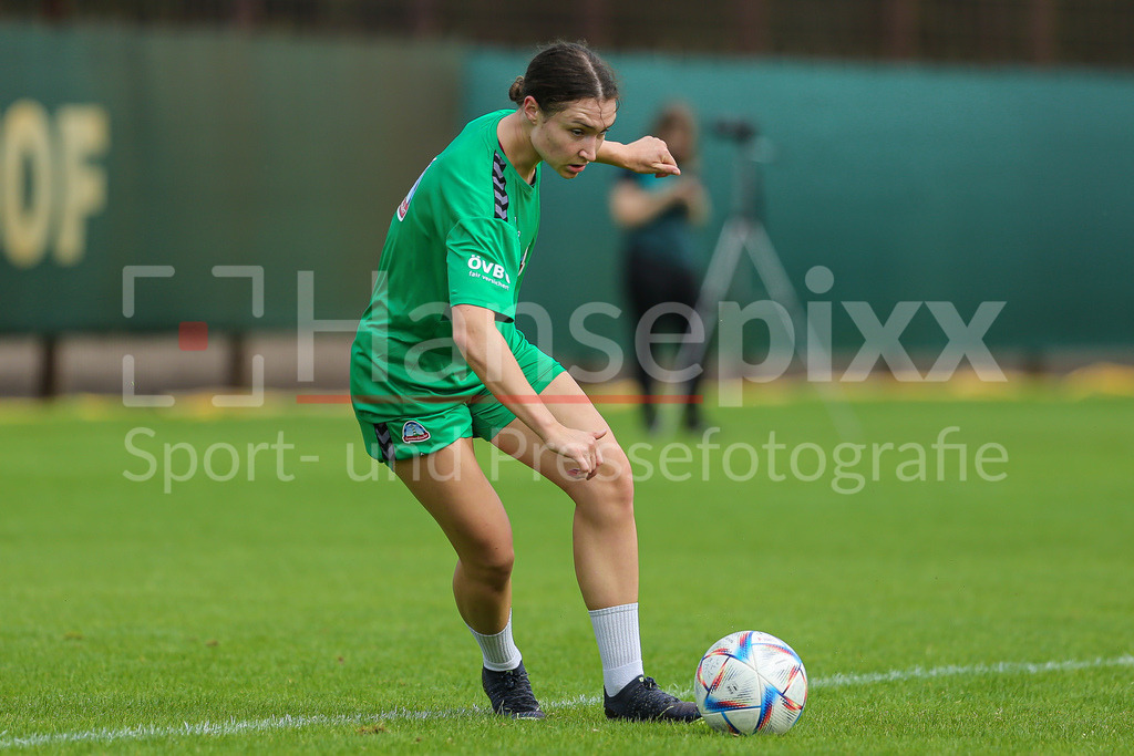 Fussball, Google Pixel Frauen-Bundesliga, Training SV Werder Bremen | v.li.: Sophie Weidauer (SV Werder Bremen, 9) Freisteller, Einzelbild, Ganzkörper, Aktion, Action, Spielszene