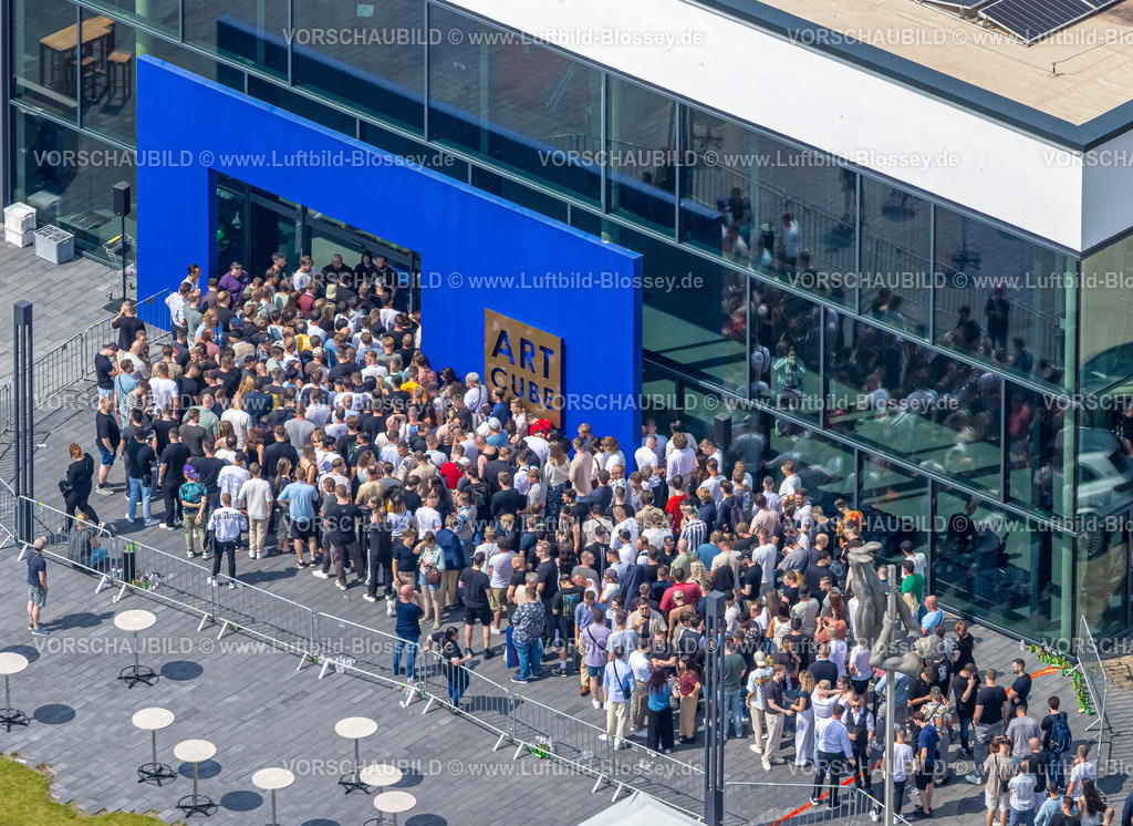 Hamm250808690-2 | Luftbild Hamm Kunstgalerie Mensing, Event, 1000 Besucher werden in der Kunstgalerie Art Cube erwartet, Ex-Rapper Kollega tritt auf, Besucherschlange, Rhynern, Hamm, Nordrhein-Westfalen, Deutschland