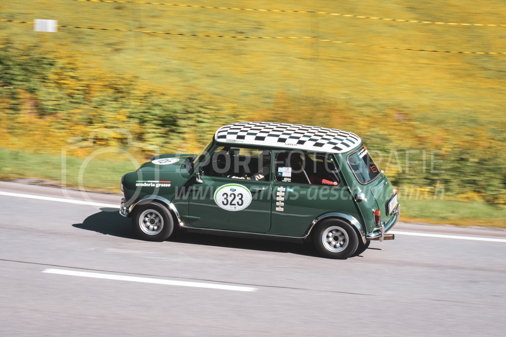 21. Arosa ClassicCar 2025 - 6. =September= 2025 | Bea Gabathuler aus Fontnas (SUI) in einem Mini Cooper S 1275 aus dem Jahre 1967 mit Startnummer 323 am Arosa ClassicCar 2025 in der Kategorie Sport Trophy..@arosaclassiccar, @arosa.official, #arosaclassiccar, #arosa, #76curves, #classiccarBild: Sportfotografie Markus Aeschimann | www.markus-aeschimann.ch - Realisiert mit Pictrs.com
