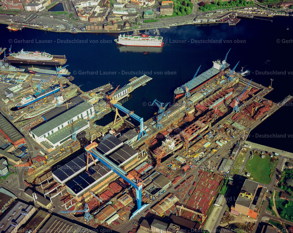 7000409 | KIEL 1992 Werftgelände der ThyssenKrupp Marine Systems GmbH in Kiel im Bundesland Schleswig-Holstein. Weiterführende Informationen bei: ThyssenKrupp Marine Systems GmbH. // Shipyard - site of the ThyssenKrupp Marine Systems GmbH in Kiel in the state Schleswig-Holstein. Further information at: ThyssenKrupp Marine Systems GmbH. Foto: Gerhard Launer