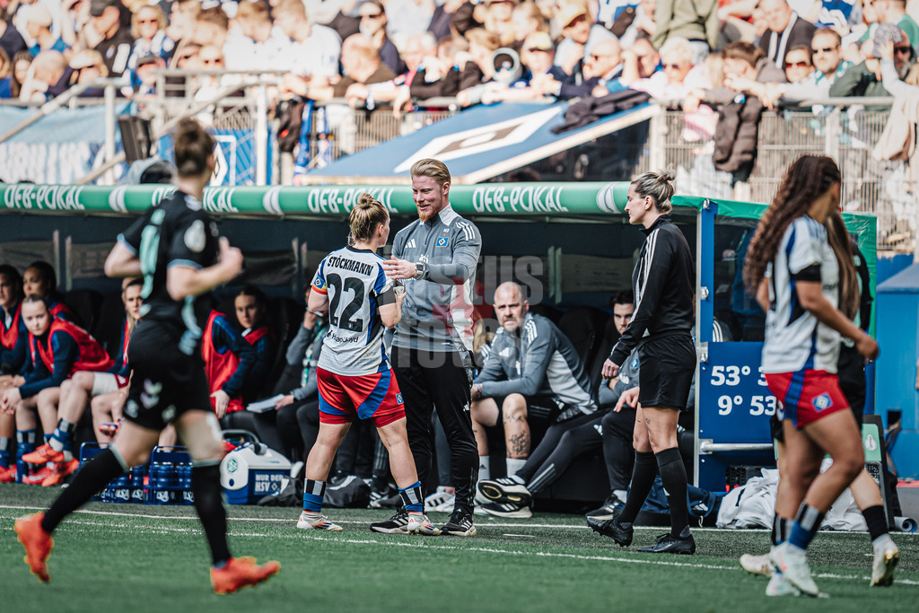 Fußball | Frauen | Saison 2024/2025  | DFB-Pokal der Frauen | Halbfinale | Hamburger SV vs. Werder Bremen | 23.03.2025 | v.l. Sarah Stöckmann (#22, HSV) und Trainer Marwin Bolz (HSV)