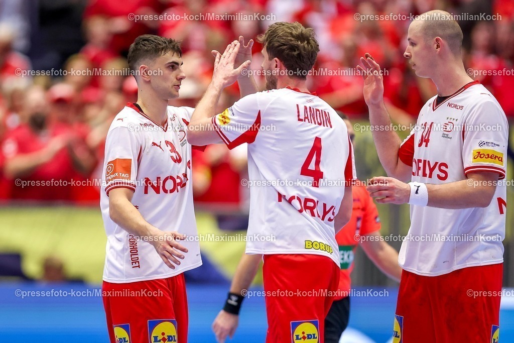 EHF18012602127 | 18.01.2026, Handball, Men's EHF EURO 2026, Dänemark - Rumänien, Jyske Bank Boxen in Herning, Dänemark, Preliminary Round:  Mads Hoxer Hangaard (Denmark #38)  Magnus Landin Jacobsen (Denmark #04)  Simon Hald Jensen (Denmark #34) nach dem Sieg