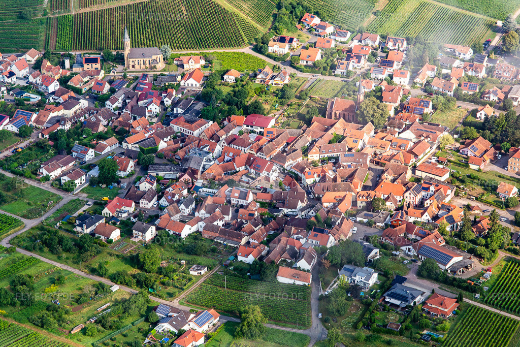 Luftbild: Weinort von Süden in Birkweiler im Bundesland Rheinland-Pfalz in Deutschland. Foto: IMG_142962.jpg vom 03.08.2024 durch Werner Riehm/FLY-FOTO.de