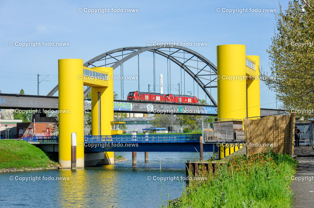 Deutschland_ Baden-Wuerttemberg_ Mannheim_ 12.06.2024-6 | 12.06.2024, Deutschland, GER, Baden-Wuerttemberg, Mannheim, im Bild Stadtansichten, Gebauede, Sehenswuerdigkeiten, Reise, Feature, Travel, Handelshafen, Neckar, Fluß, Schiff, StrassenbhnMannheim liegt unmittelbar im Dreiländereck mit Baden-Württemberg, Rheinland-Pfalz und Hessen. Von seiner rheinland-pfälzischen Schwesterstadt Ludwigshafen am Rhein, mit der es ein zusammenhängendes Stadtgebiet bildet, ist Mannheim durch den Rhein getrennt.Seit 1896 Großstadt, ist Mannheim heute eine bedeutende Industrie- und Handelsstadt, Universitätsstadt und wichtiger Verkehrsknotenpunkt zwischen Frankfurt am Main und StuttgartQuelle: Wikipedia