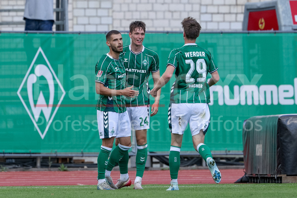 Fussball, Regionalliga Nord, SV Werder Bremen II - Blau-Weiß Lohne | v.li.: Torschütze Christian Stark (SV Werder Bremen II, 9), Dominik Kasper (SV Werder Bremen II, 24) und Paul Levi Wagner (SV Werder Bremen II, 29) mit Torjubel, Jubel, jubeln, jubelt, optimistisch, Spielszene, Highlight, Freude über das Tor zum 2:0