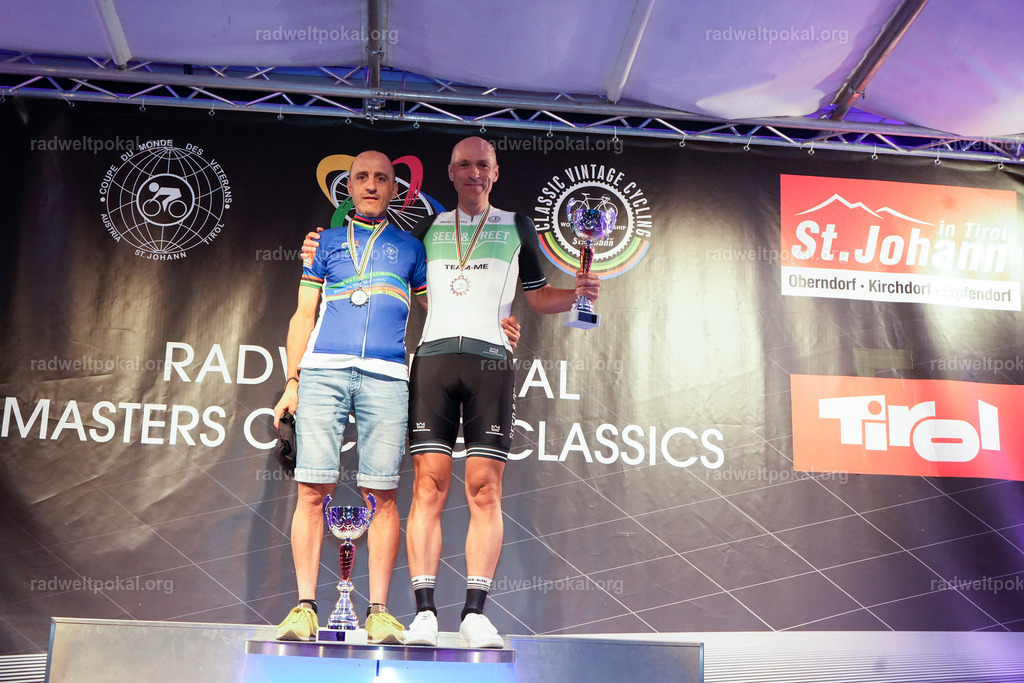 1322_20230817_Bewerb_Maenner_Muehlanger | AUT - OESTERREICH, 2023-08-16: SPORT RENNRAD-FAHREN - 55. INTERNATIONALER RADWELTPOKAL IN ST. JOHANN IN TIROL  - Vintage-Radrennen mit WM-Bronze-Medaillen-Siegerin Christina Schweinberger, den Teilnehmer und Alexander Baumann (vom Orginastions-Team) - TAG 2 BEWERB MAENNER IN SECHS GRUPPEN  ; Foto: Roland Muehlanger