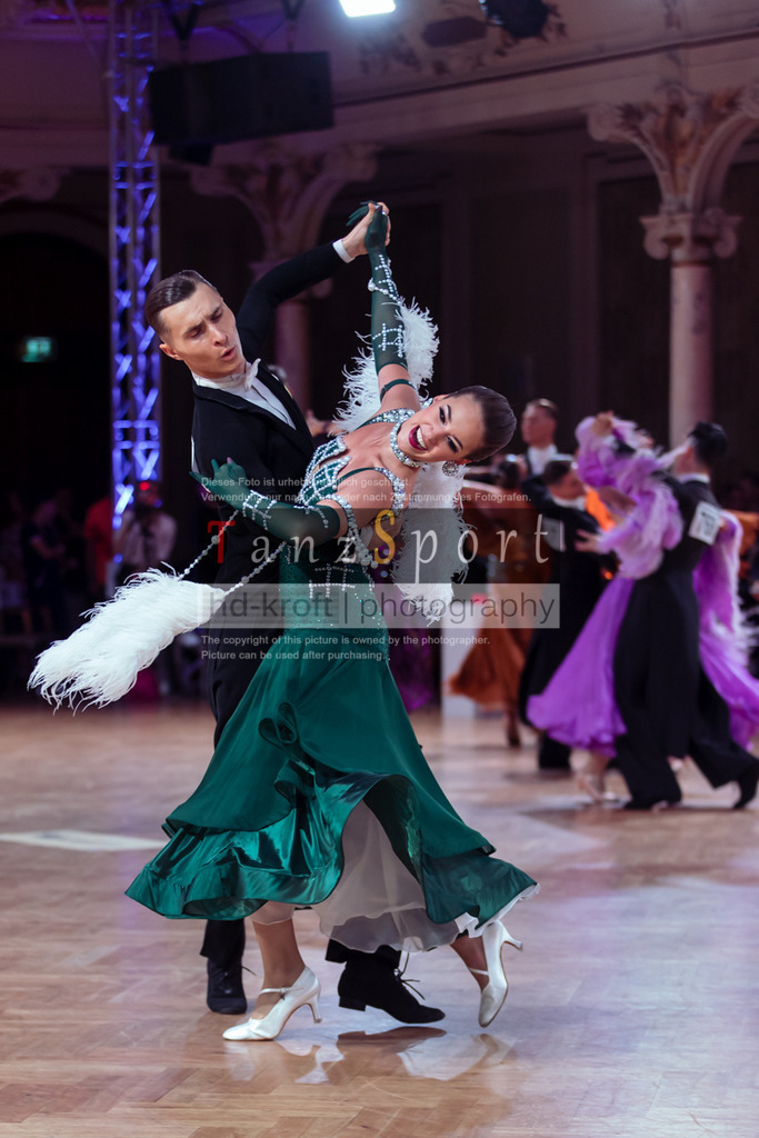 20250706_WDSF_World_Open_Std-dC25-6088 | Tanzsportbilder, Standardtanz, Lateintanz, WDSF, DTV, LTVB, dancecomp, goc, hessen tanzt, blaues band der spree, walzer, tango, wiener walzer, slowfox, quickstepp, samba, rumba, cha-cha-cha, paso doble. jive, hd-kroft photography, turniertanzsport
