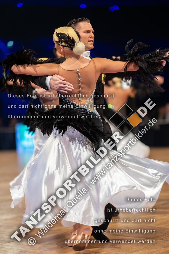 20251206-02772 | Hier finden Sie Tanz Bilder vom Latein und Standard Formationen tanzen. Sportbilder vom Tanzsport. Schöne Fotos und von Weltmeisterschaft, Europameisterschaft, Bundesliga, Regionalliga, Oberliga und Landesliga sowie von GOC Stuttgart, DanceComp, WM Bremen