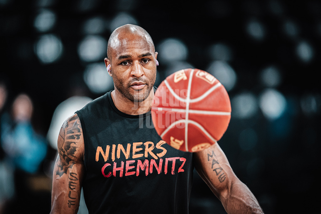 Basketball | Männer | Saison 2023/2024 | easyCredit Basketball Bundesliga | 32. Spieltag | Veolia Towers Hamburg vs. NINERS Chemnitz | 04.05.2024 | DeAndre Lansdowne (#9, NINERS Chemnitz)