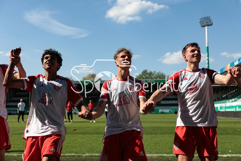 SpVgg Greuther Fürth II - FC Bayern Amateure | Die Spieler der FC Bayern Amateure feiern zusammen mit den Fans den 1-2 Auswaertssieg bei der SpVgg Greuther Fuerth II / Adam AZNOU BEN CHEIKH (FCB #53) / Kurt RUEGER (FCB #55) / Timo KERN (FCB #10)