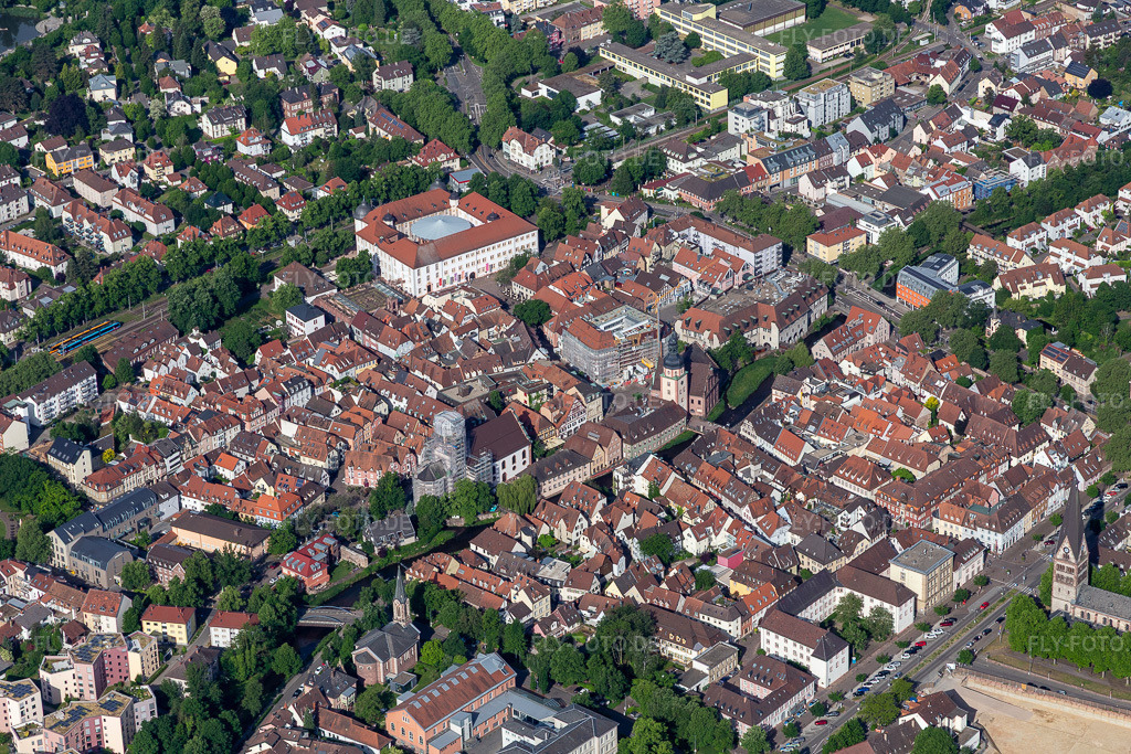 Luftbild: Historische Altstadt in Ettlingen im Bundesland Baden-Württemberg in Deutschland. Foto: IMG_131619.jpg vom 22.05.2022 durch Werner Riehm/FLY-FOTO.deEttlingen