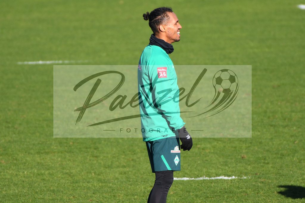 20200205_TRASVW_0094 | Fußball, Herren: Theodor Gebre Selassie (SV Werder Bremen) schaut waehrend der Trainingseinheit des SV Werder Bremen im Wohninvest Weserstadion am 05.02.2020 in Bremen, Deutschland. - Realisiert mit Pictrs.com
