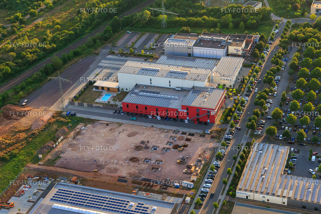 Kletterhalle Fitz Rocks, Bowlingcenter Landau und Tae Kwon Do - BUDO Club Landau https://www.fitzrocks.de/ https://www.bowlingcenter-landau.de/ | Luftbild: Kletterhalle Fitz Rocks, Bowlingcenter Landau und Tae Kwon Do - BUDO Club Landau https://www.fitzrocks.de/ https://www.bowlingcenter-landau.de/ im Ortsteil Queichheim in Landau im Bundesland Rheinland-Pfalz in Deutschland. Foto: IMG_094458.jpg vom 01.09.2016 durch Werner Riehm/FLY-FOTO.de - Realisiert mit Pictrs.com