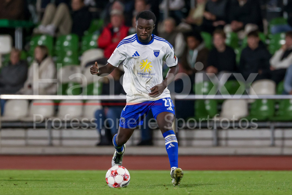 Fussball, Regionalliga Nord, SV Werder Bremen II - BSV Kickers Emden | Emanuel Adou (BSV Kickers Emden, 27) am Ball, Freisteller, Einzelbild, Ganzkörper, Aktion, Action, Spielszene