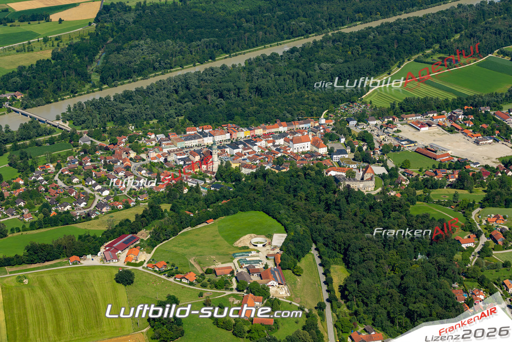 Aktuelles Luftbild von  Tittmoning - Die Luftaufnahme wurde 2022 mittels UL-Flugzeug erstellt ( keine Drohne ) - hochauflösende Kamera-Systeme von  Canon -Beste Qualität - Für grossformatige Ausdrucke geeignet. Die Geschenkidee !