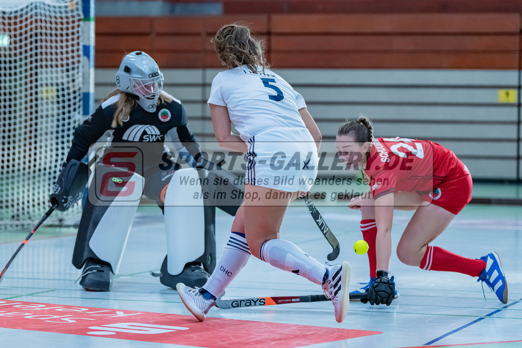 HK_20231217_107713 | 1. Bundesliga Damen Crefelder HC - Düsseldorfer HC  am 17.12.2023 Sporthalle Glockenspitz, Krefeld , Pia Lhotak ( Düsseldorfer HC #5 ) , Lotta Dittrich ( Crefelder HTC ) , Jule Schurman ( CHTC )