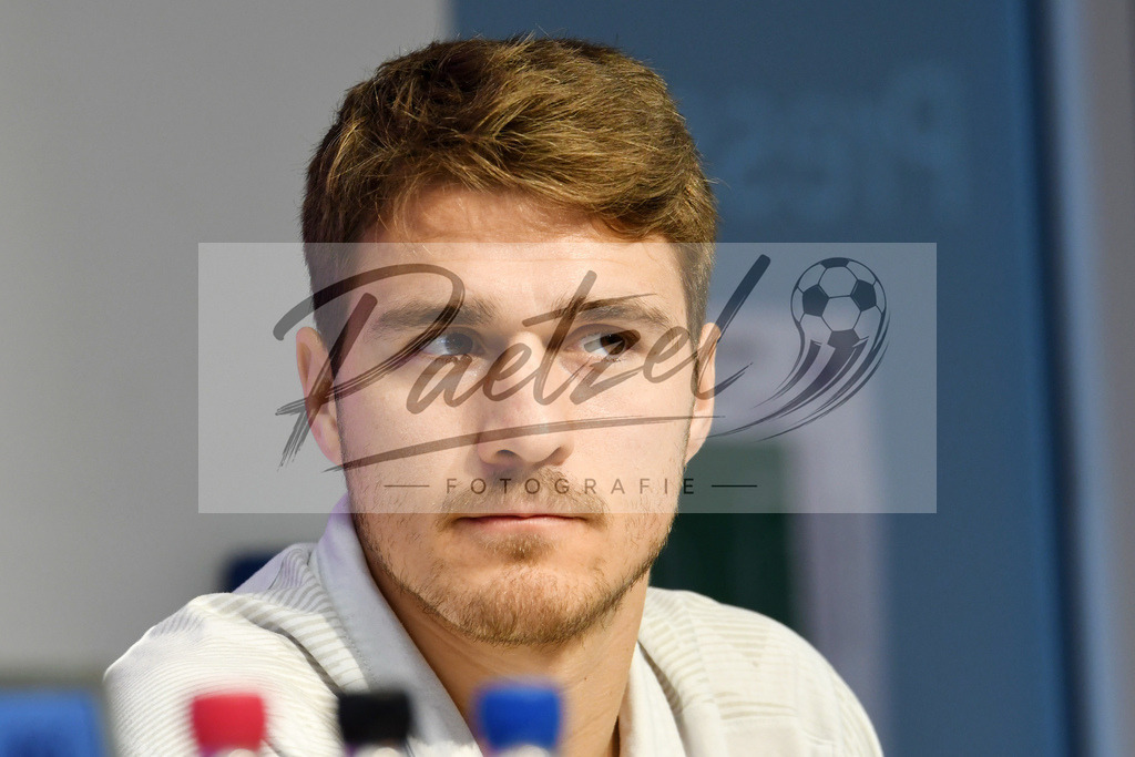 20200206_PKOSNA_0032 | Fußball, Herren: Benjamin Girth (VfL Osnabrueck) schaut waehrend der Pressekonferenz des VfL Osnabrueck im Stadion an der Bremer Bruecke am 06.02.2020 in Osnabrueck, Deutschland. - Realisiert mit Pictrs.com
