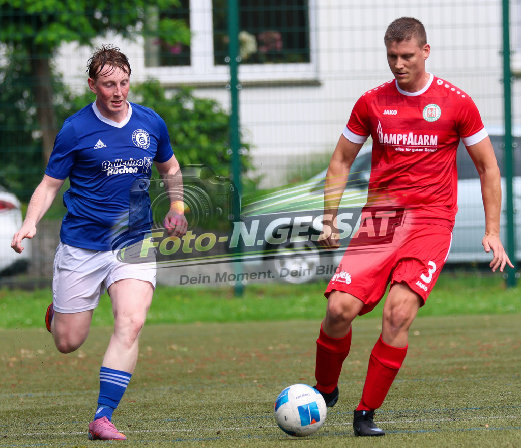 Bünder SV - TuS Bruchmühlen II | Auf dem Bild zu sehen: grün Bünder SV: Florian Seymer ; blau TuS Bruchmühlen II: Florian HassBünder SV, TuS Bruchmühlen II, Saison 25/26, Kreisliga A, Bünde, Deutschland - Realisiert mit Pictrs.com