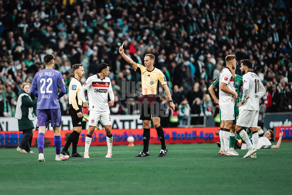 Fußball | Männer | Saison 2025/2026 | 1. Fußball-Bundesliga | 6. Spieltag | SV Werder Bremen vs. FC St. Pauli | 04.10.2025 | v.l. Manolis Saliakas (#2, FC St. Pauli) sieht nach Abpfiff von Schiedsrichter Sören Storks die Gelbe Karte