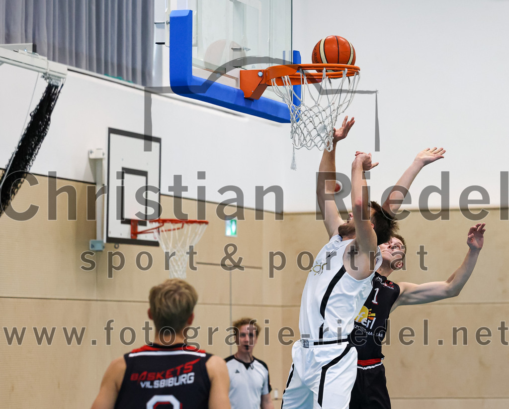 2022-10-16_027_TSV_Vaterstetten_gegen_Baskets_Vilsbiburg_2 | Vaterstetten, Deutschland, 16.10.2022:
Basketball, Bayernliga Herren Südost 2022 / 2023, 1. Spieltag, TSV Vaterstetten gegen Baskets Vilsbiburg 2, Endergebnis: 83:64

Konstantin Huber (TSV Vaterstetten, #13), A. Bugajeu (Baskets Vilsbiburg, #11)

Foto: Christian Riedel / fotografie-riedel.net