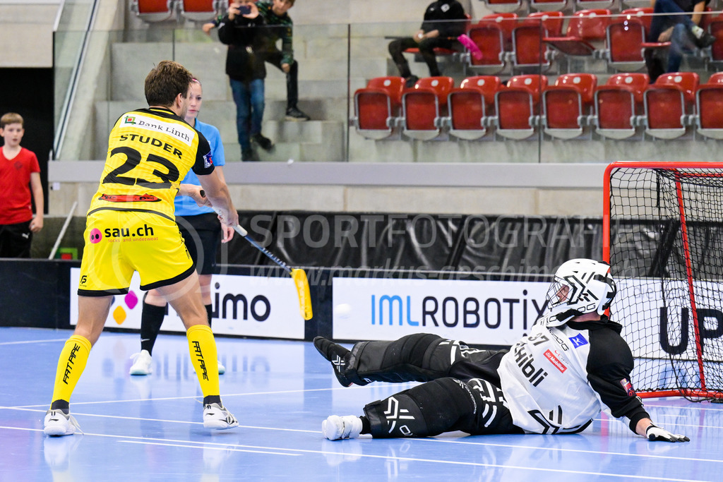 HC Rychenberg vs UHC Uster - 14. October 2022 | HC Rychenberg vs UHC Uster
AXA Arena, Winterthur
Tobias Studer (#23 HC Rychenberg) erzielt seinen zweiten Penaltytreffer mittels Zorro-Move gegen Nicola Brütsch (#37 UHC Uster).
Bild: Sportfotografie Markus Aeschimann | www.markus-aeschimann.ch - Realisiert mit Pictrs.com