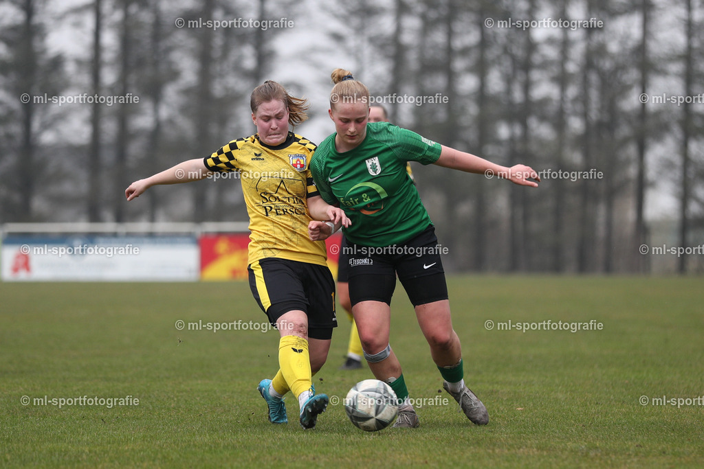 Fußball I Frauen I Saison 2025/2026 I Oberliga Schleswig-Holstein I 12. Spieltag I SV Frisia 03 Risum-Lindholm - Eichholzer SV | Chiara-Sophie Silberstorff (10, Eichholzer SV) im Zweikampf - Realisiert mit Pictrs.com
