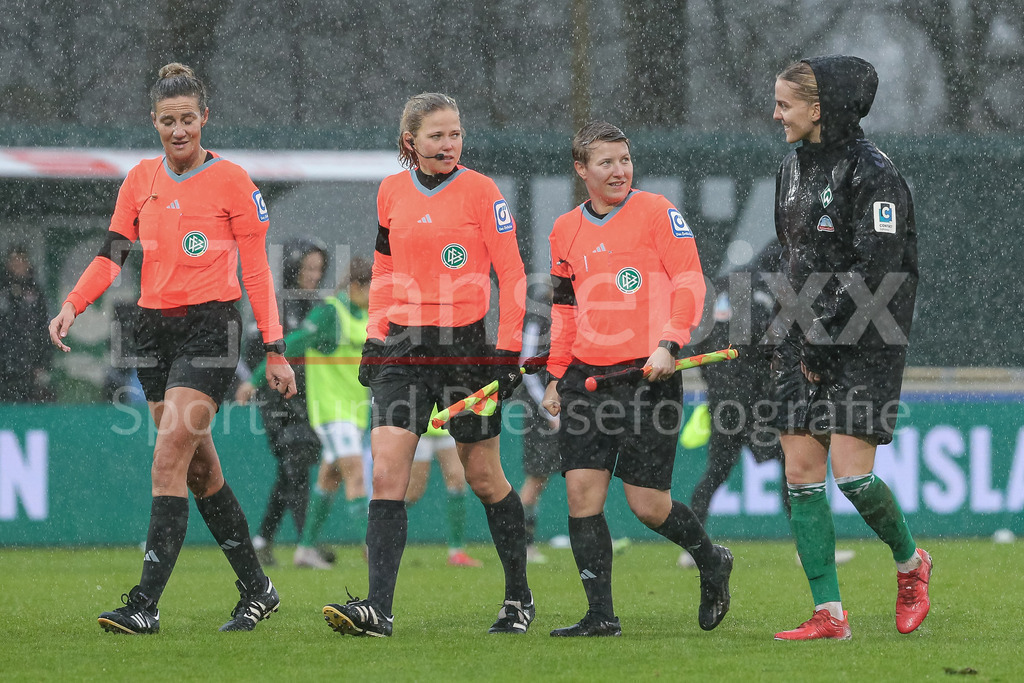 Fussball, Google Pixel Frauen-Bundesliga, SV Werder Bremen - 1. FC Nürnberg | v.li.: Schiedsrichterin Nadine Westerhoff, Schiedsrichter-Assistentin Nora Dieckmann und Schiedsrichter-Assistentin Monique Panetta im Gespräch mit Lina Hausicke (SV Werder Bremen, 18) nach dem Abpfiff, Spielende, DIE DFB-RICHTLINIEN UNTERSAGEN JEGLICHE NUTZUNG VON FOTOS ALS SEQUENZBILDER UND/ODER VIDEOÄHNLICHE FOTOSTRECKEN. DFB REGULATIONS PROHIBIT ANY USE OF PHOTOGRAPHS AS IMAGE SEQUENCES AND/OR QUASI-VIDEO.