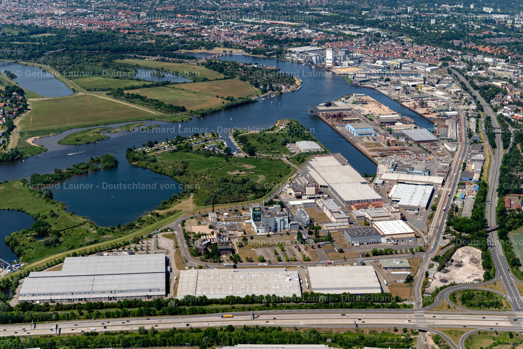 4029541 | BREMEN 01.06.2020 Kaianlagen und Schiffs- Anlegestellen am Hafenbecken des Binnenhafen an der Weser im Ortsteil Hemelingen in Bremen, Deutschland. Weiterführende Informationen bei: HeidelbergCement AG,  bremenports GmbH &amp; Co. KG. // Quays and boat moorings at the port of the inland port on Weser in the district Hemelingen in Bremen, Germany. Further information at: HeidelbergCement AG,  bremenports GmbH &amp; Co. KG. Foto: Gerhard Launer