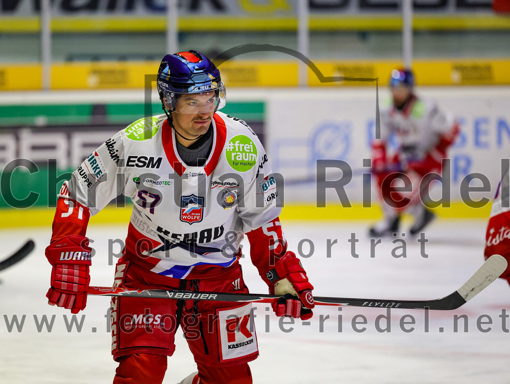 2025-11-16_016_TSV_Erding_gegen_Selber_Woelfe | Erding, Deutschland, 16.11.2025:Eishockey, Oberliga Süd 2025 / 2026, 17. Spieltag, TSV Erding gegen Selber Wölfe, Endergebnis: 3:1Daniel Weiß (Selber Wölfe, #57)Foto: Christian Riedel / fotografie-riedel.net