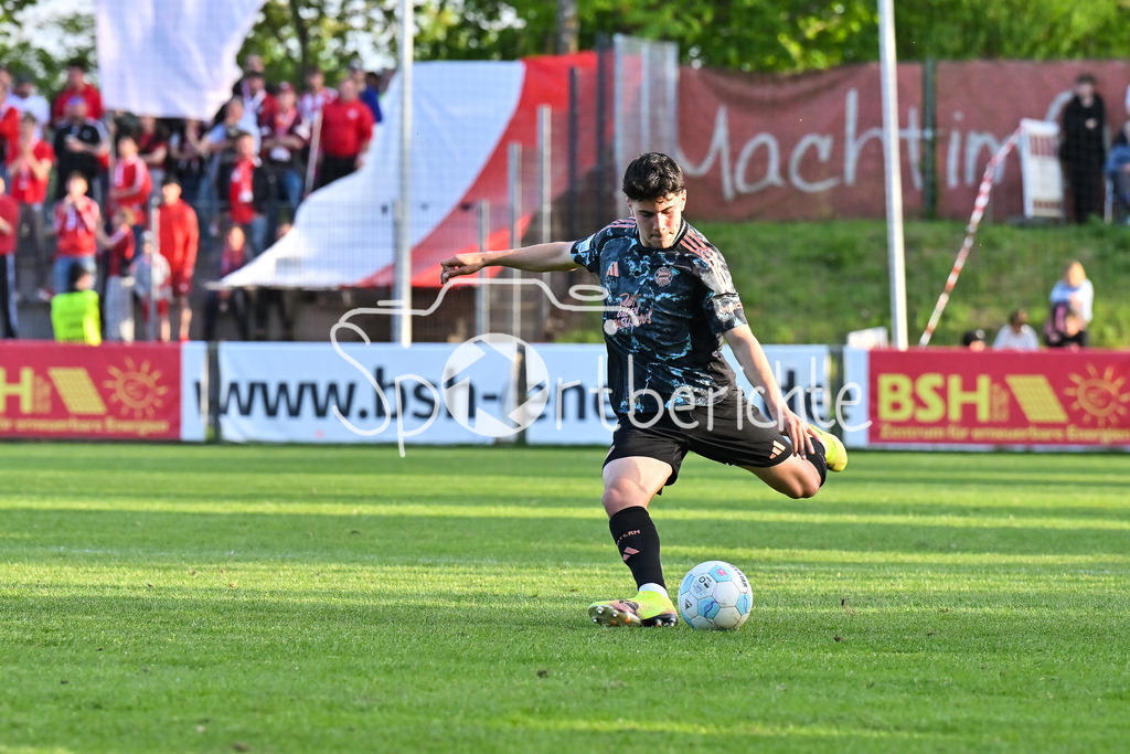 TSV Aubstadt - FC Bayern Amateure | beim Freistoss mit BAll Felipe CHAVEZ (FC Bayern München II #8) / Einzelfoto / Freisteller / Regionalliga Bayern: TSV Aubstadt - FC Bayern Muenchen II, NGN-Arena am 23.04.2025